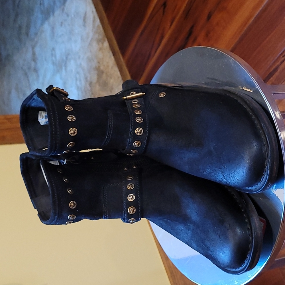 UGG Woman's boots Suede Black and Brass Never worn